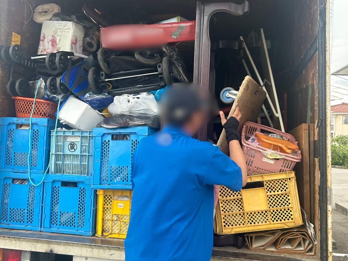 「納屋に収納されていた家電・家具・木材などを回収しました」作業写真