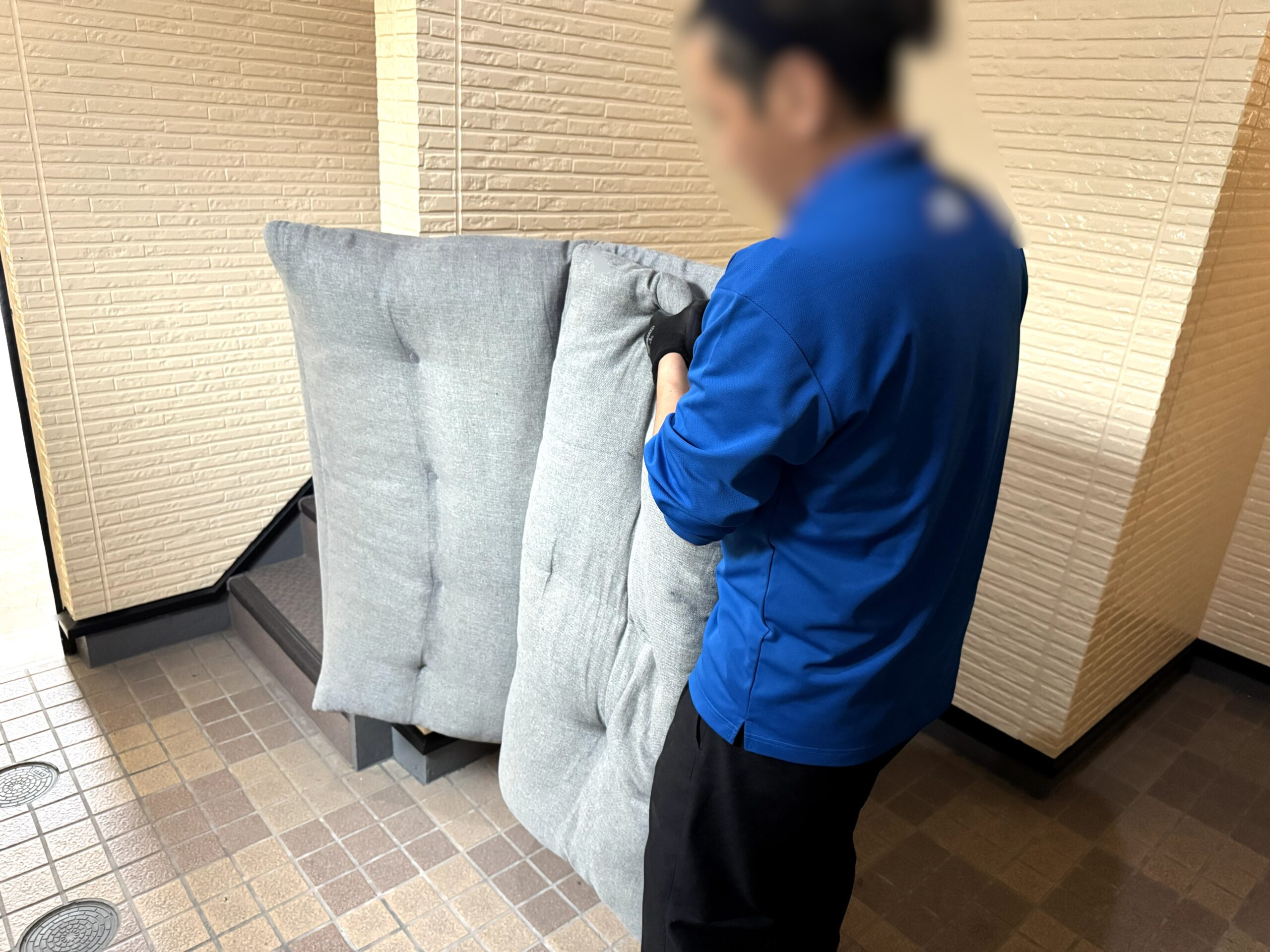 「メゾネットタイプのお住まいからソファや机などを回収しました」作業写真