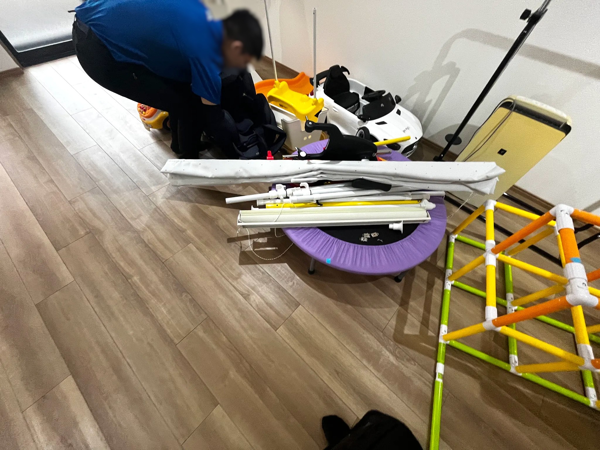 「テレビ、室内用トランポリン、ジャングルジムなどを回収しました」作業写真