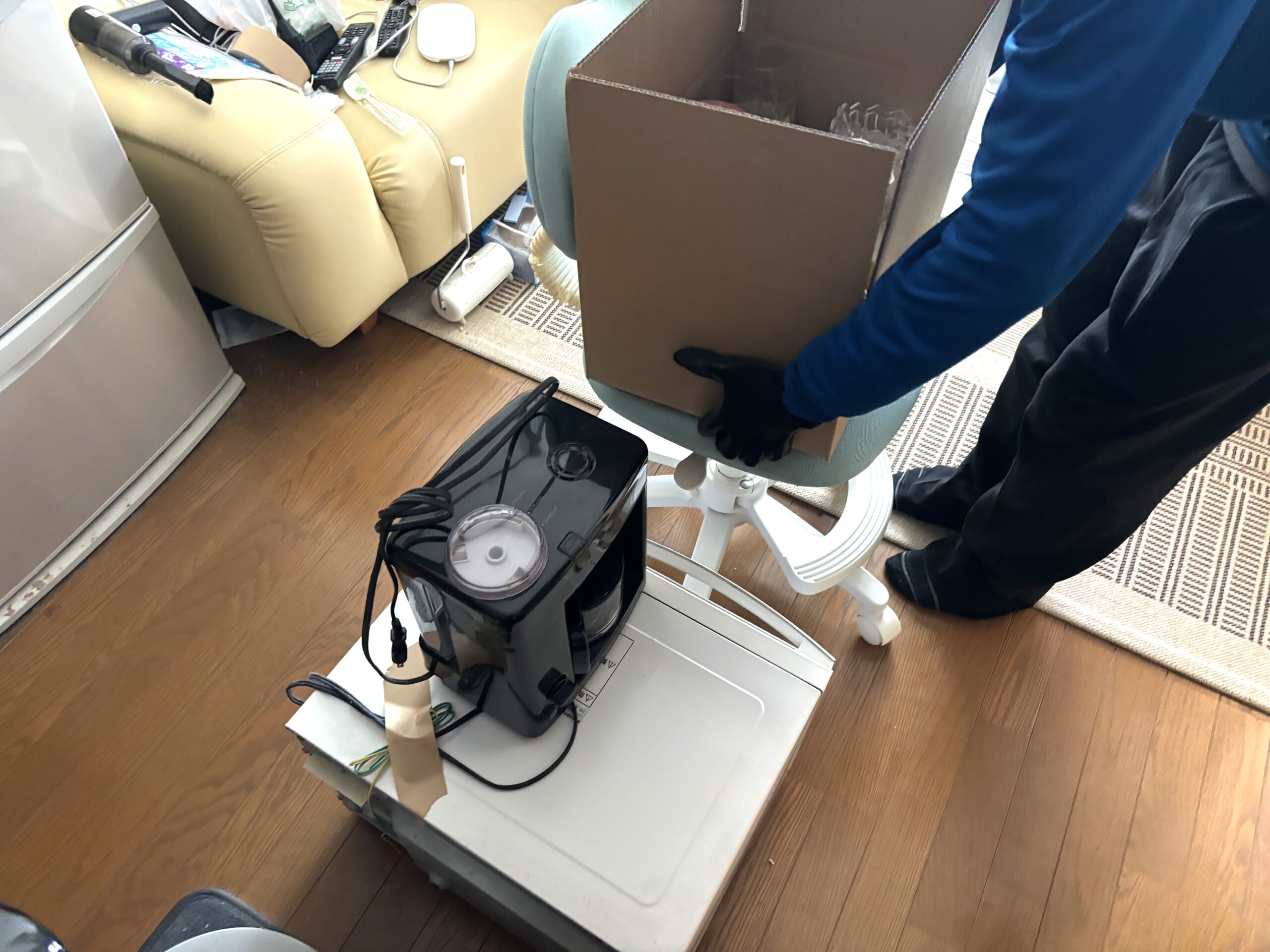 「電子レンジ、コーヒーメーカー、椅子などを回収しました」作業写真
