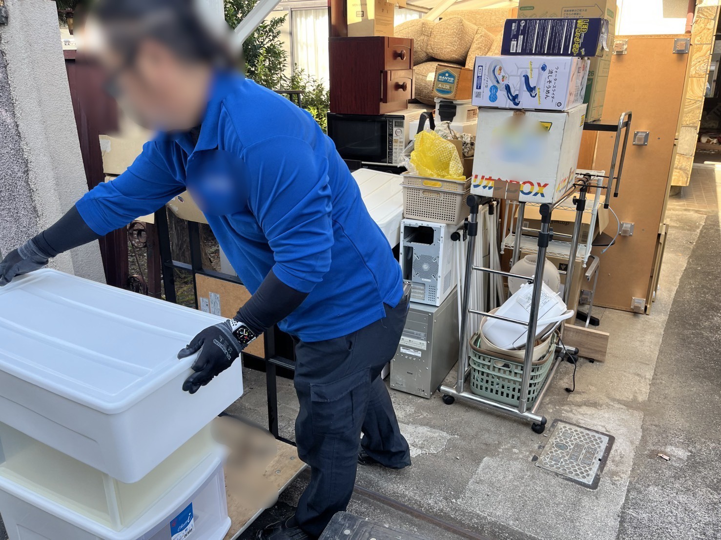 「ソファや机、パソコン本体、衣装ケースなどを回収しました」作業写真