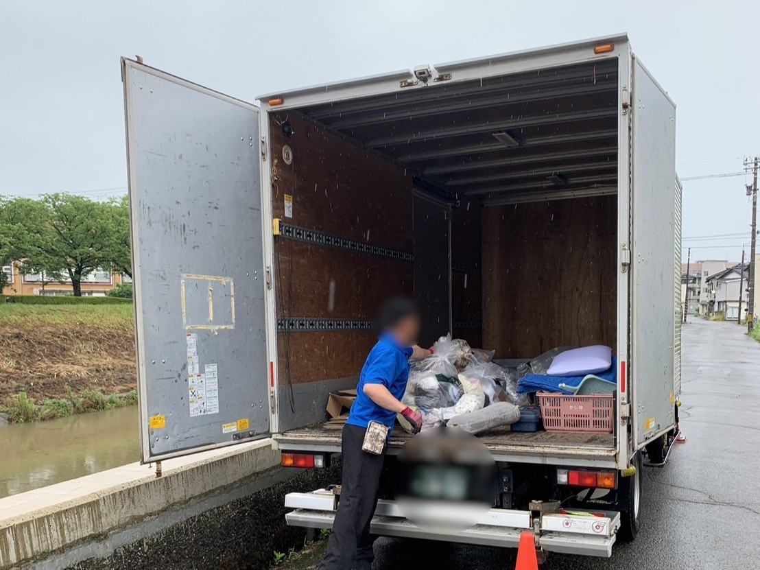 「アパートの2階のお部屋から段ボールや衣類などを回収しました」作業写真