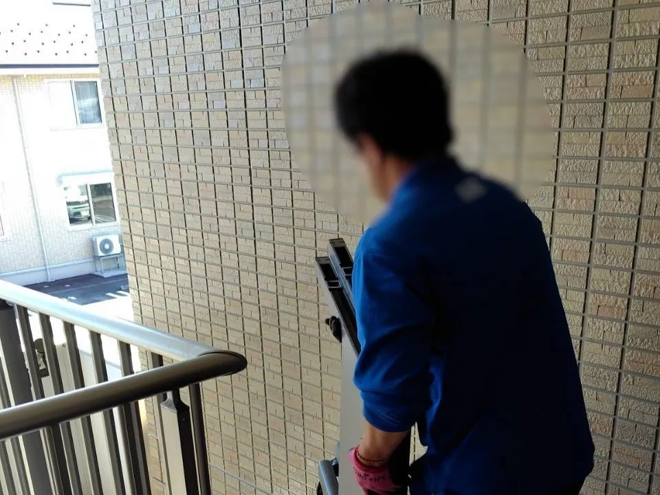 「納屋に保管されていた冷蔵庫やゴミ箱などを回収しました」作業写真